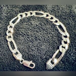 Mens Silver, 28 grams, .925 Italian Figaro men’s bracelet, 9mm width 9” Long.